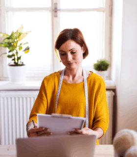 young-creative-woman-with-laptop-in-a-studio-a-sta-8QG5CDU.png